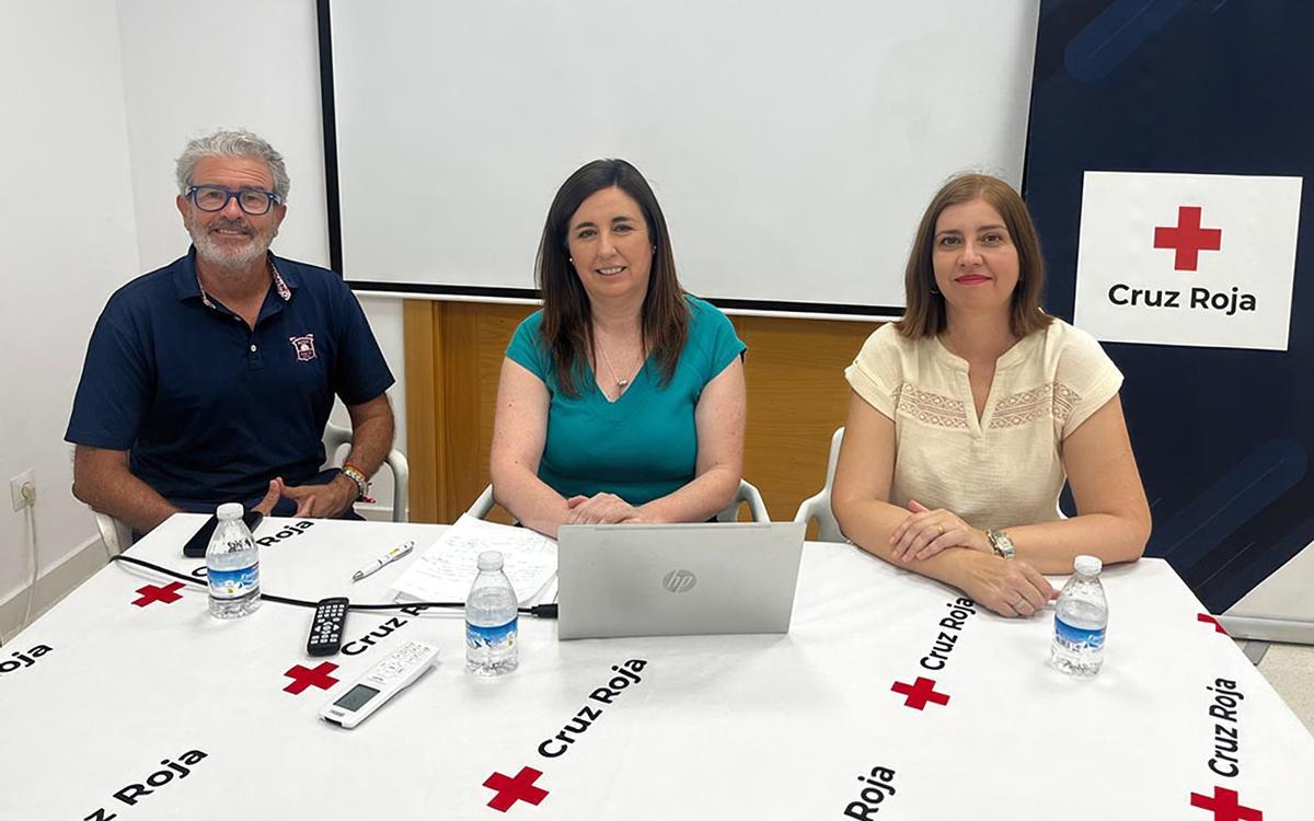 De izquierda a derecha, el director del Altea Golf Club, la directora de Cruz Roja Altea y la concejala de Bienestar Social durante la presentación del torneo solidario de golf por la Cruz Roja.