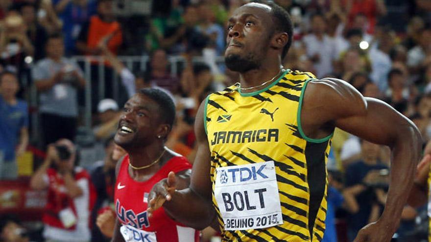 Bolt y Gatlin, en la llegada de los 100 metros.