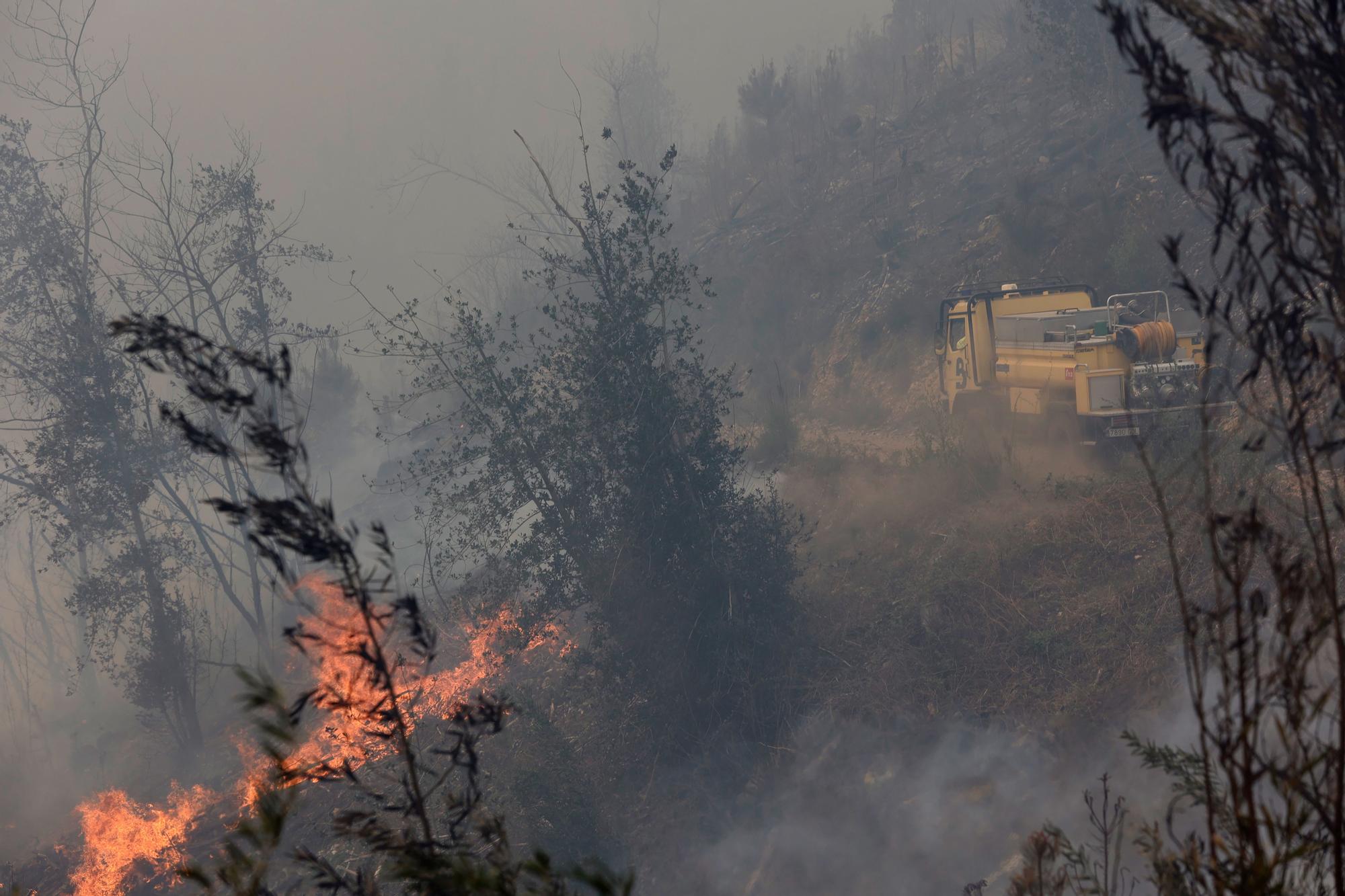 Dura lucha contra los incendios de Tineo y Valdés