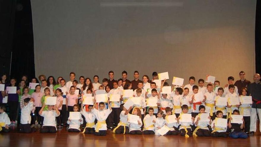 El Di Som se exhibe en el Salón Teatro y entrega seis diplomas de cinturón negro
