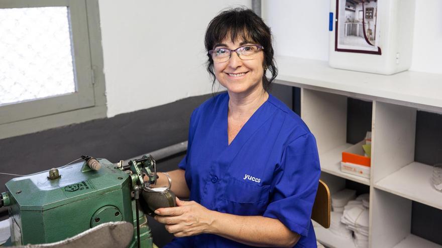 Yuccs cuenta con un equipo experto de mujeres que aportan su saber hacer a la hora de fabricar este calzado.