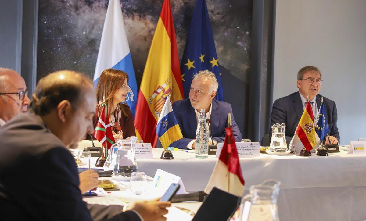 Ángel Víctor Torres y Nieves Lady Barreto, consejera de Presidencia de Canarias, intercambian impresiones. | E.P.