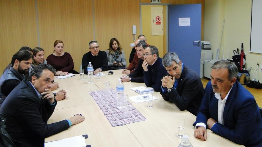 Los alcaldes José Ortiz, (izqda.) y Víctor Navas (segundo por la derecha), reunidos con los comerciantes.