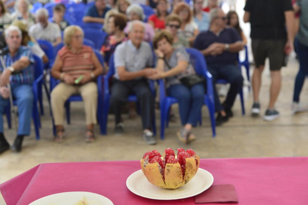 Concurso de pelar granadas en la Fireta