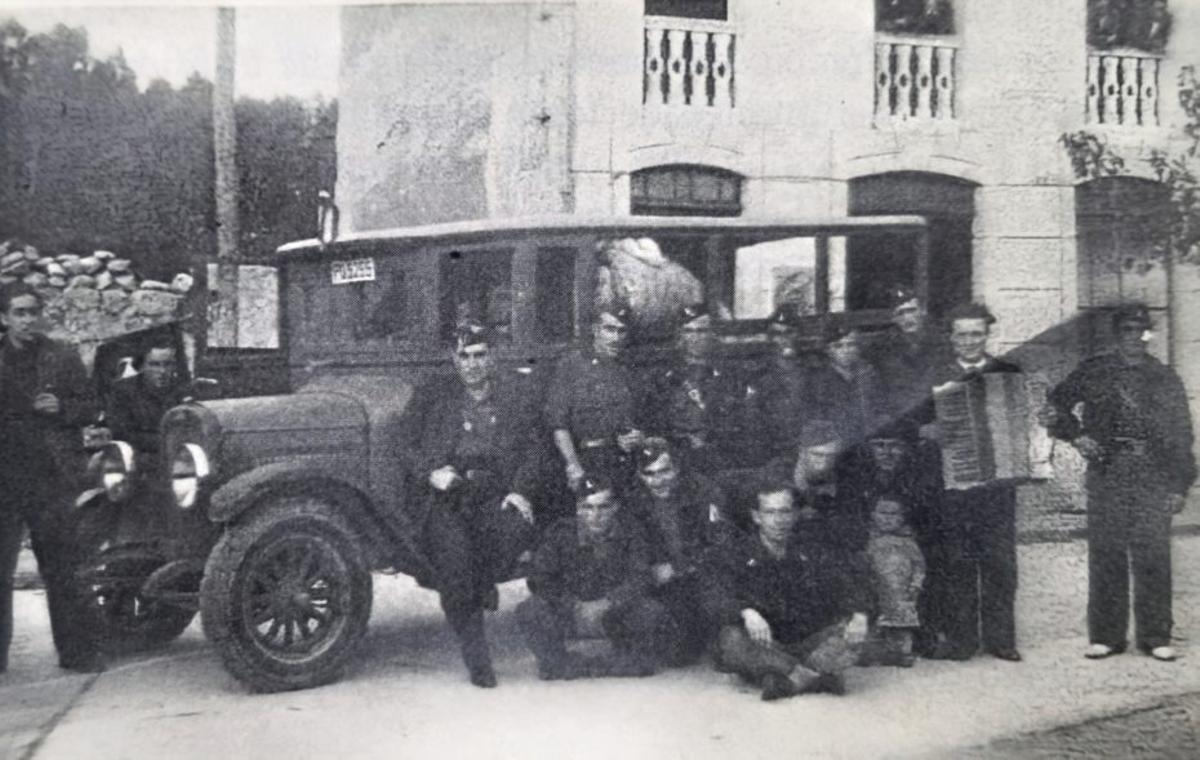 Falangistas en Cangas en una de las imágenes que recoge el volumen. | M.H.