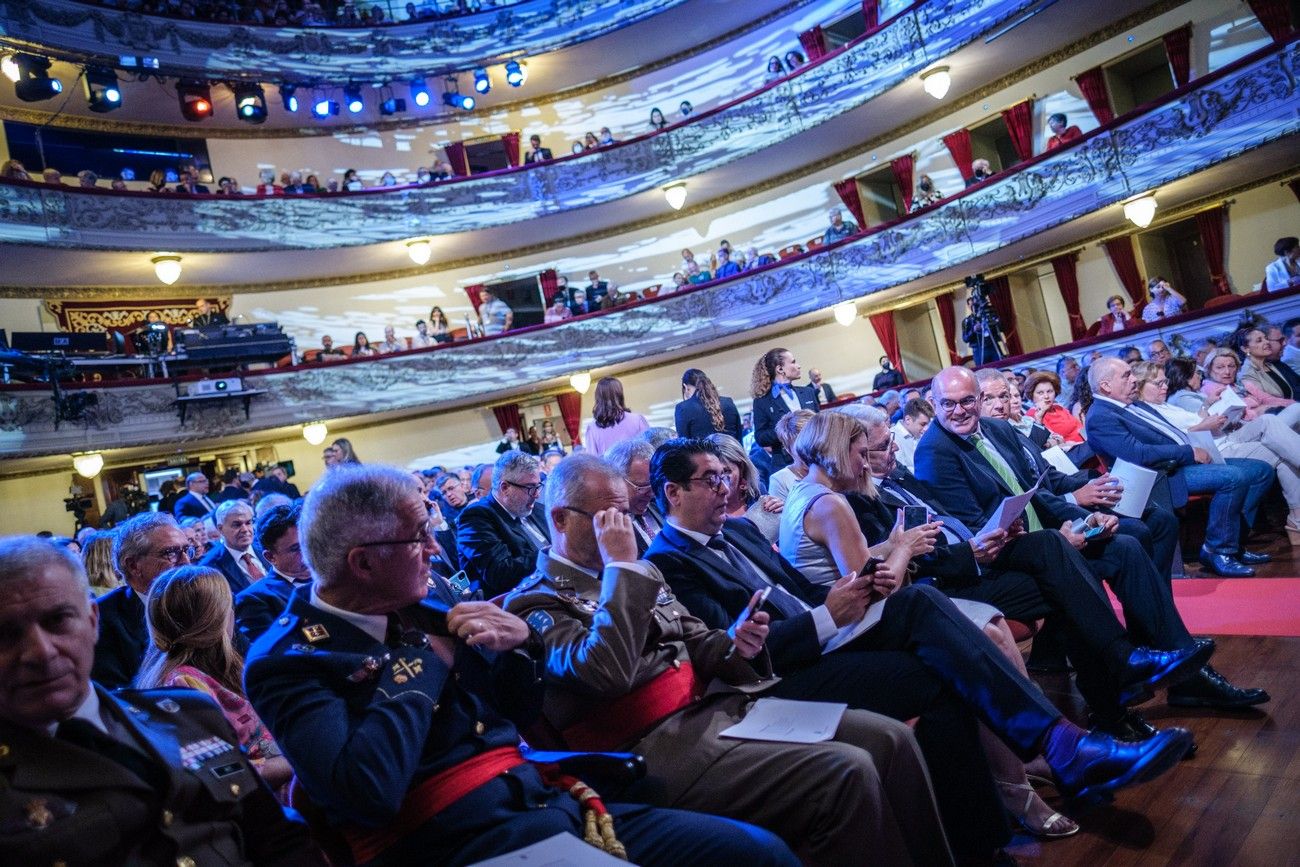 Acto institucional del Día de Canarias en el Teatro Guimerá