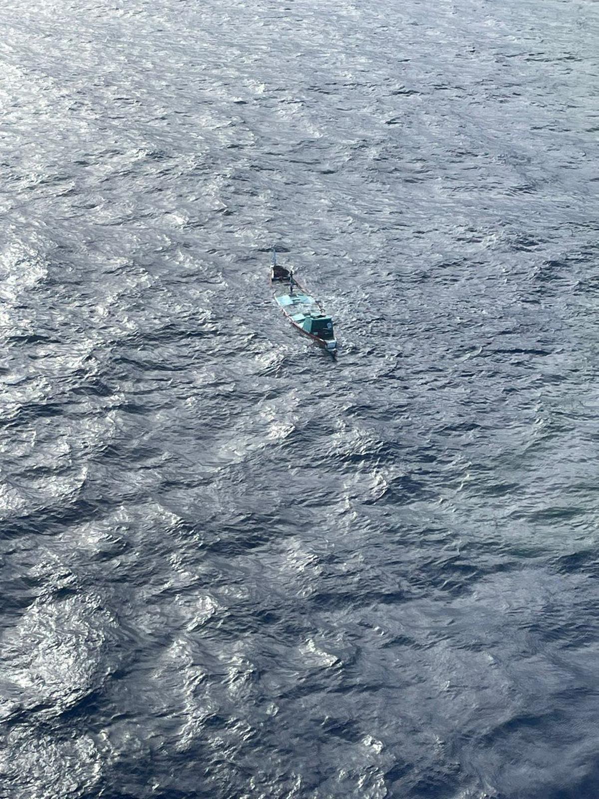 El Helimer 206 de Salvamento Marítimo rescata a los nueve ocupantes de un cayuco que se estaba hundiendo a 60 millas al sur de la isla de El Hierro