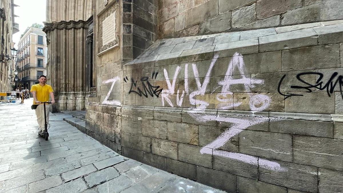 Pintada de una 'Z' prorusa en la calle dels Comtes, al lado de la Catedral