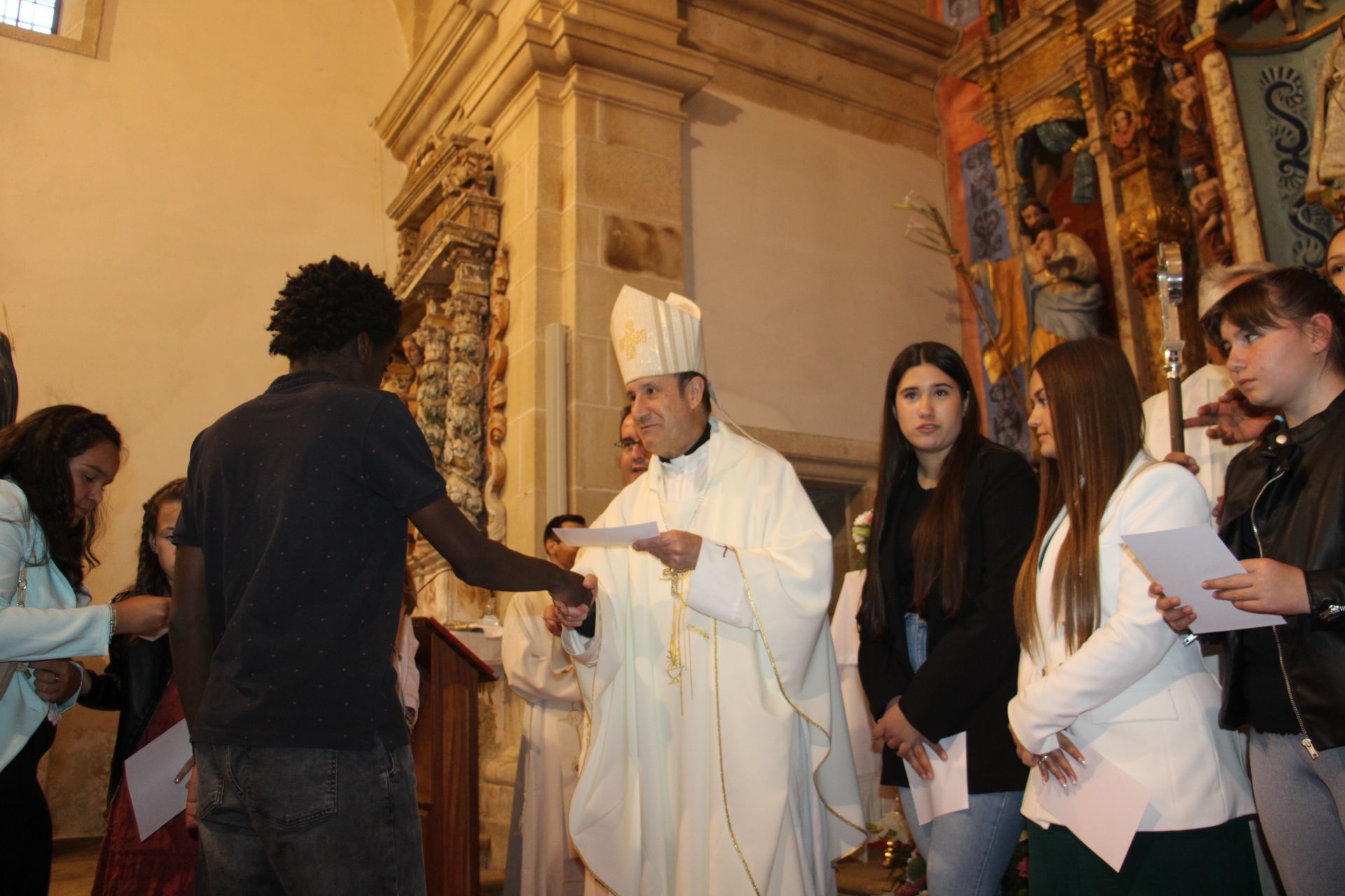 El obispo confirmó a 16 jóvenes en el santuario de la Tuiza en la conmemoración de la Trinidad