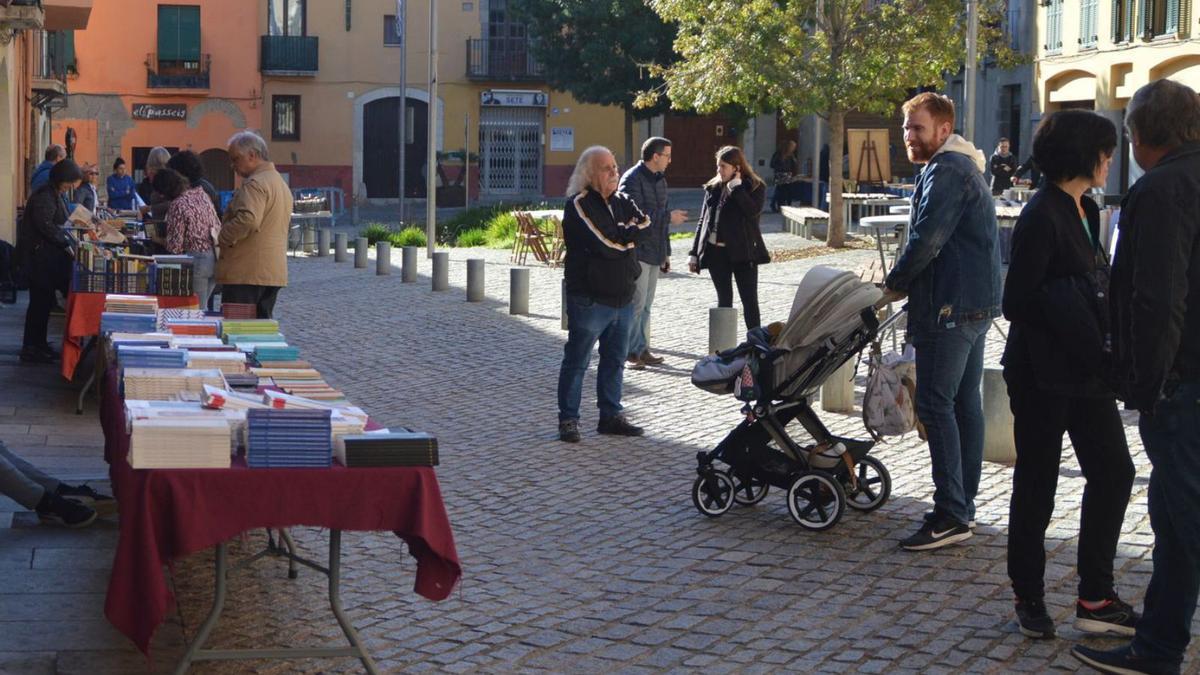 La nova Librum, la fira mercat del llibre vell, a la plaça Jaume I. | SANTI COLL