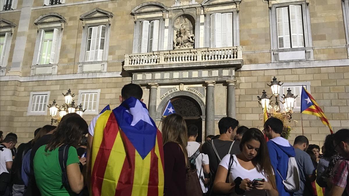 zentauroepp40633538 pol tica  manifestantes en la plaza sant jaume  a la espera 171021215127
