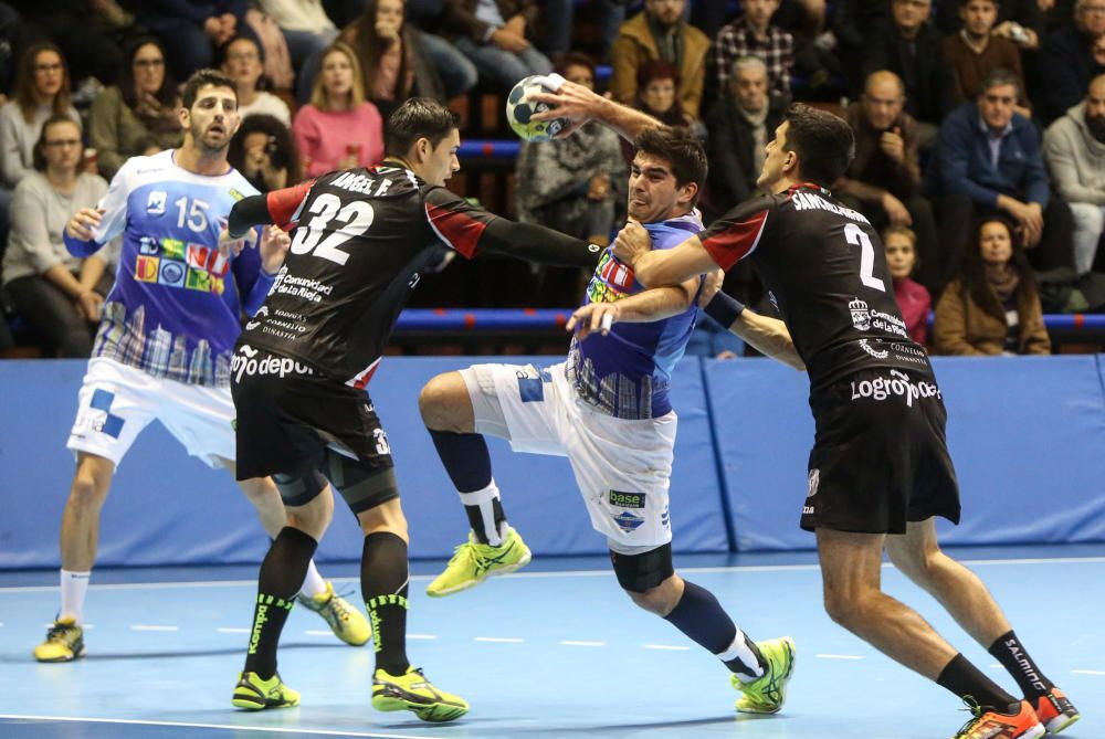 El Balonmano Benidorm da un salto hacia la permanencia ante el Logroño