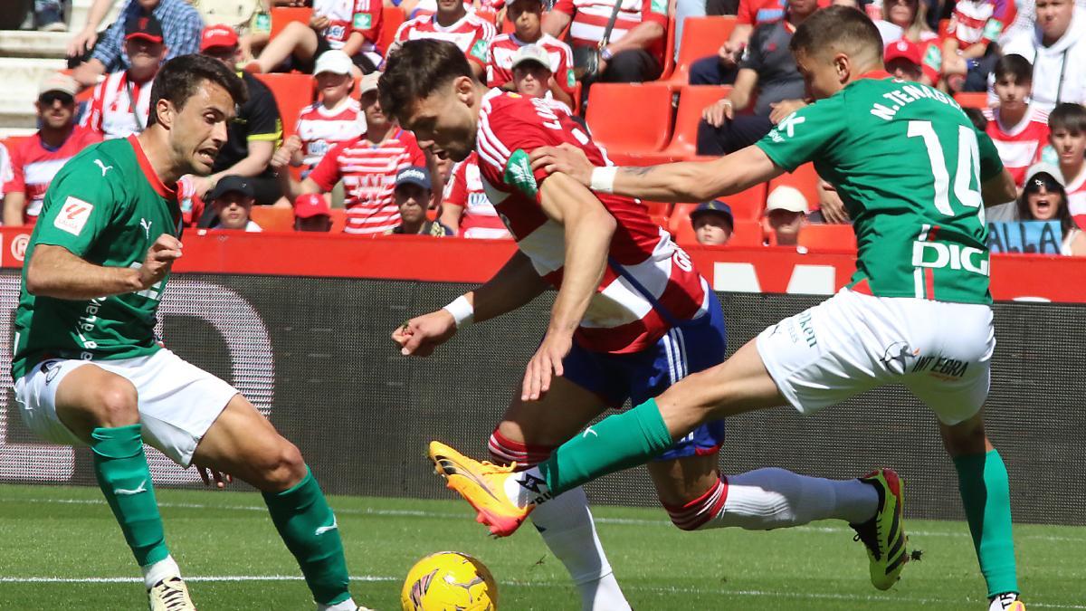 Lucas Boyé, en el centro entre dos jugadores del Alavés