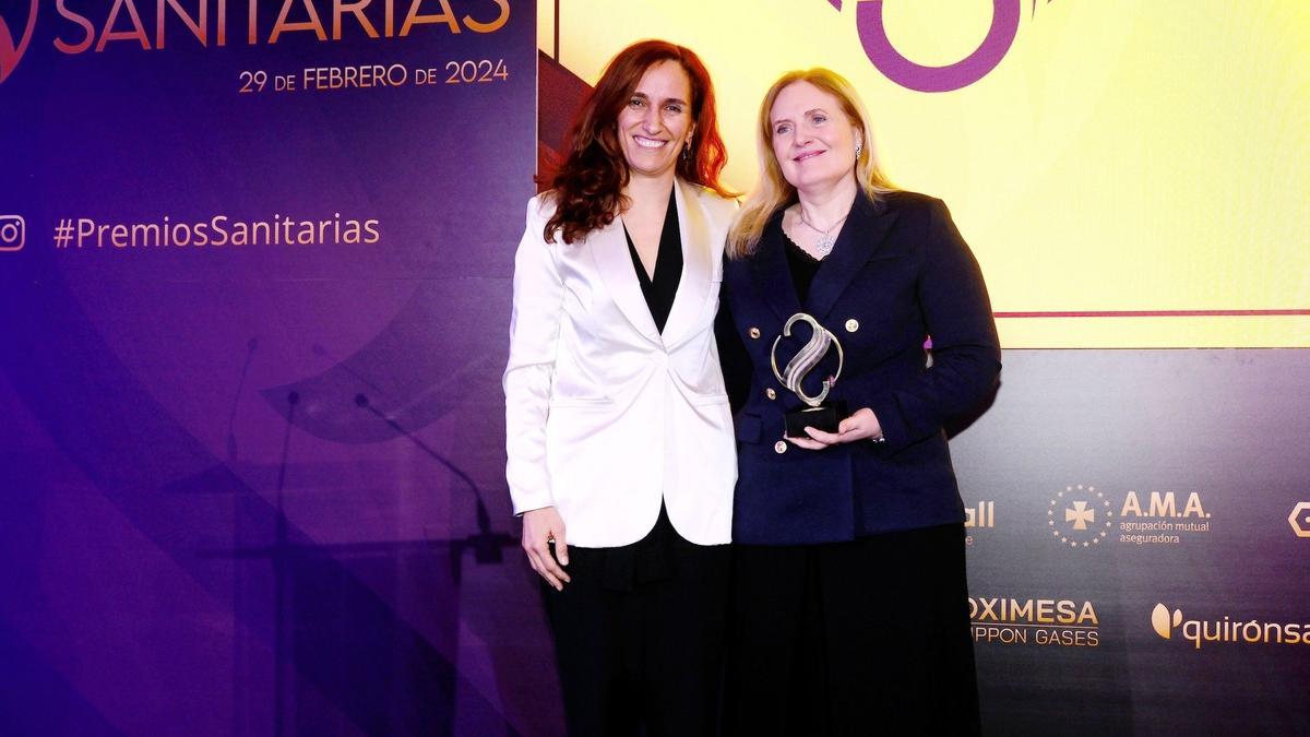 Dolors Corella (dcha), recibe el Premio Sanitarias del 2024