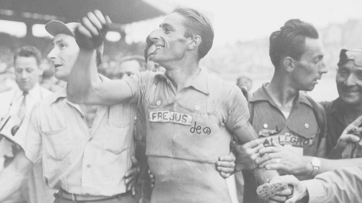 Ferdy Kübler, nada proclamarse campeón del Tour de Francia de 1950 en el Parque de los Príncipes.