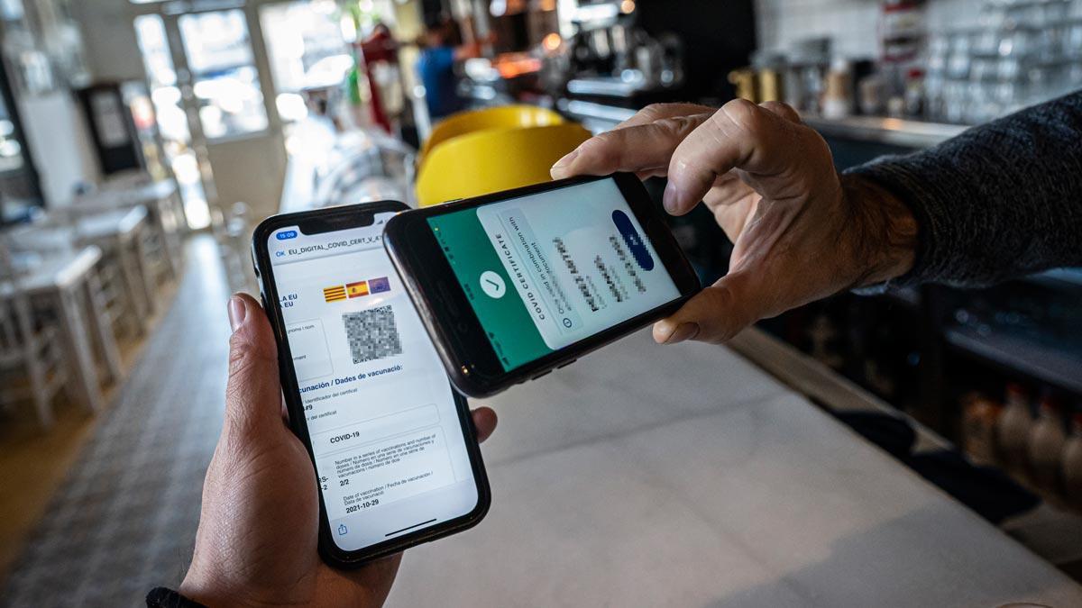 Comprobación de un pasaporte covid en un restaurante de Barcelona