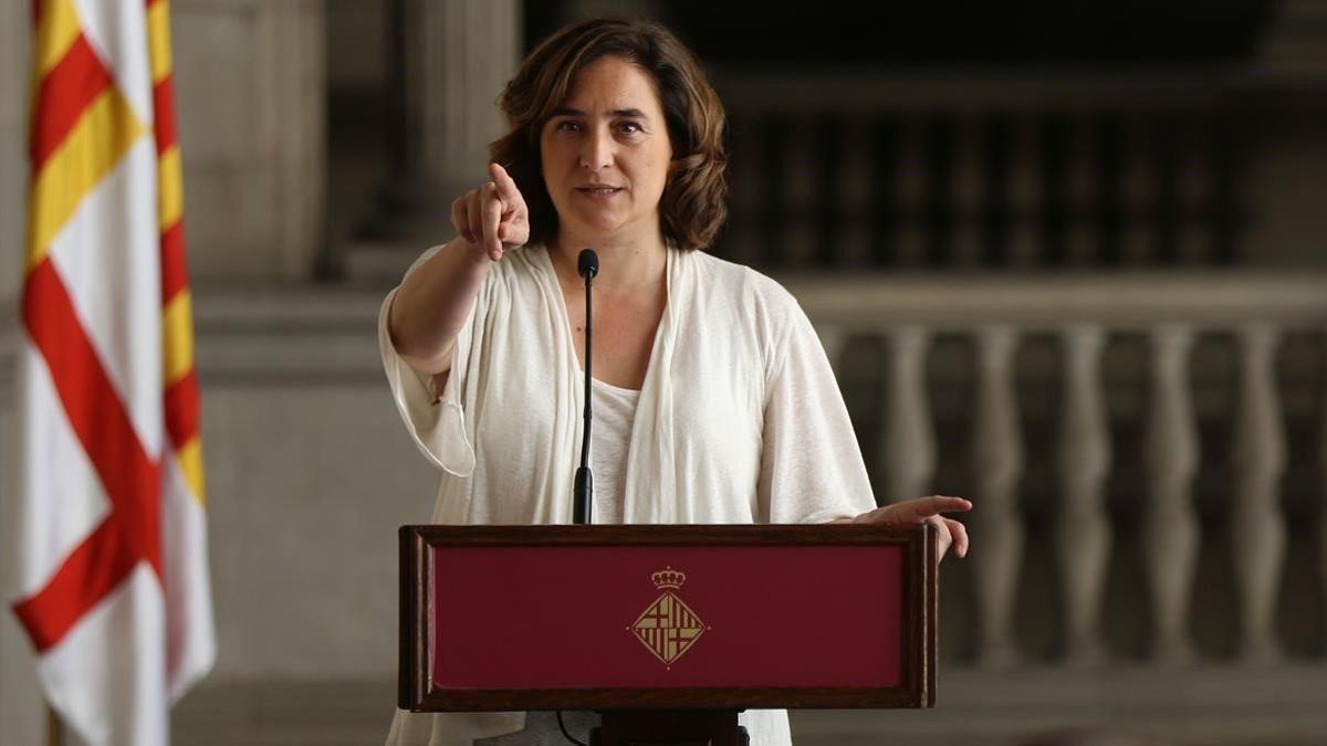 Ada Colau en el Saló Gòtic de l'Ajuntament anunciando los acuerdos para gobernar la ciudad.