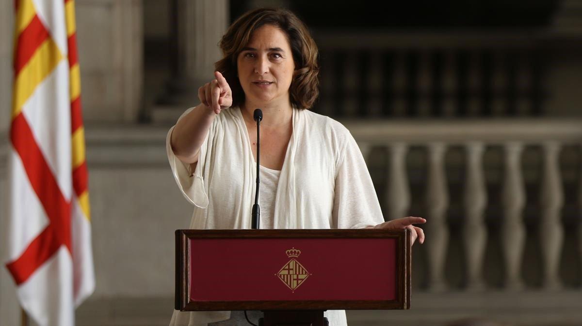 Ada Colau en el Saló Gòtic del ayuntamiento cuado presentó su acuerdo de gobierno con el PSC, en julio. 