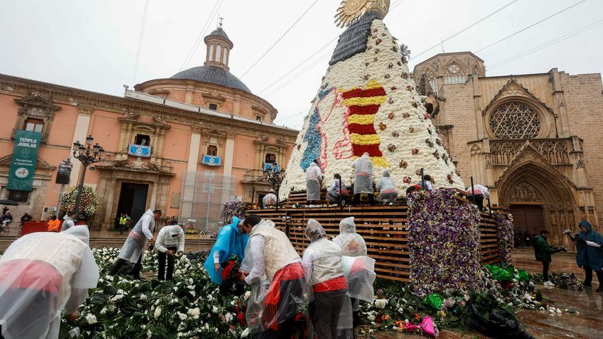 Todas las fotos de la Ofrenda del 18 de marzo por la calle San Vicente hasta las 17 horas