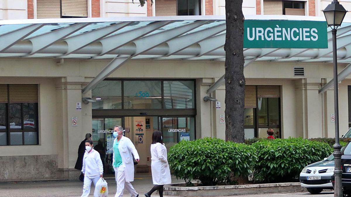 Varios profesionales sanitarios caminan por el recinto del Hospital General de València. | F.CALABUIG