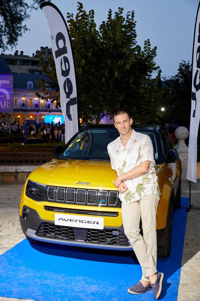 El actor Alex Hafner junto a un coche de Jeep