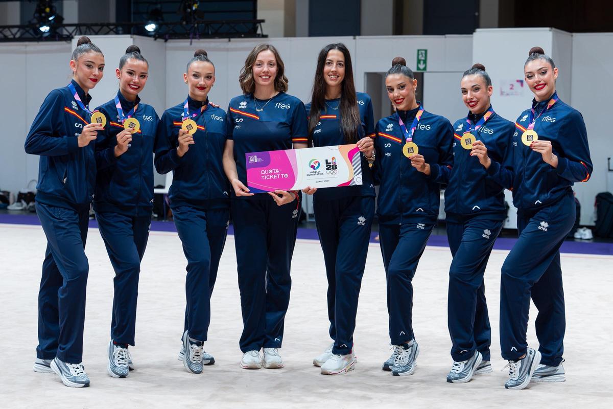 El cuerpo técnico y las gimnastas posan tras haberse proclamado campeonas del mundo.