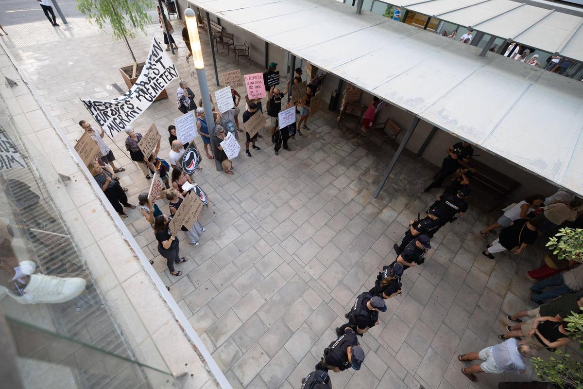 Todas las imágenes de la concentración en Ibiza en solidaridad con Ceuta Todas las imágenes de la concentración en Ibiza en solidaridad con Ceuta