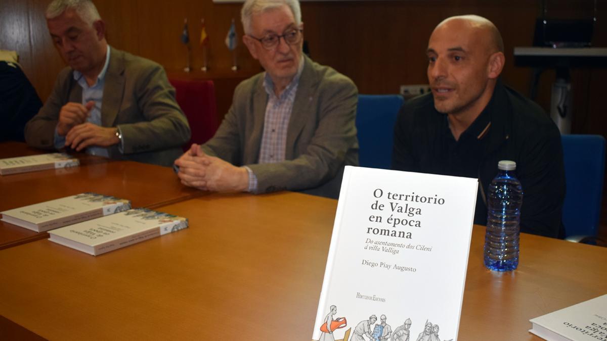 Un momento de la presentación en el Auditorio de Valga.