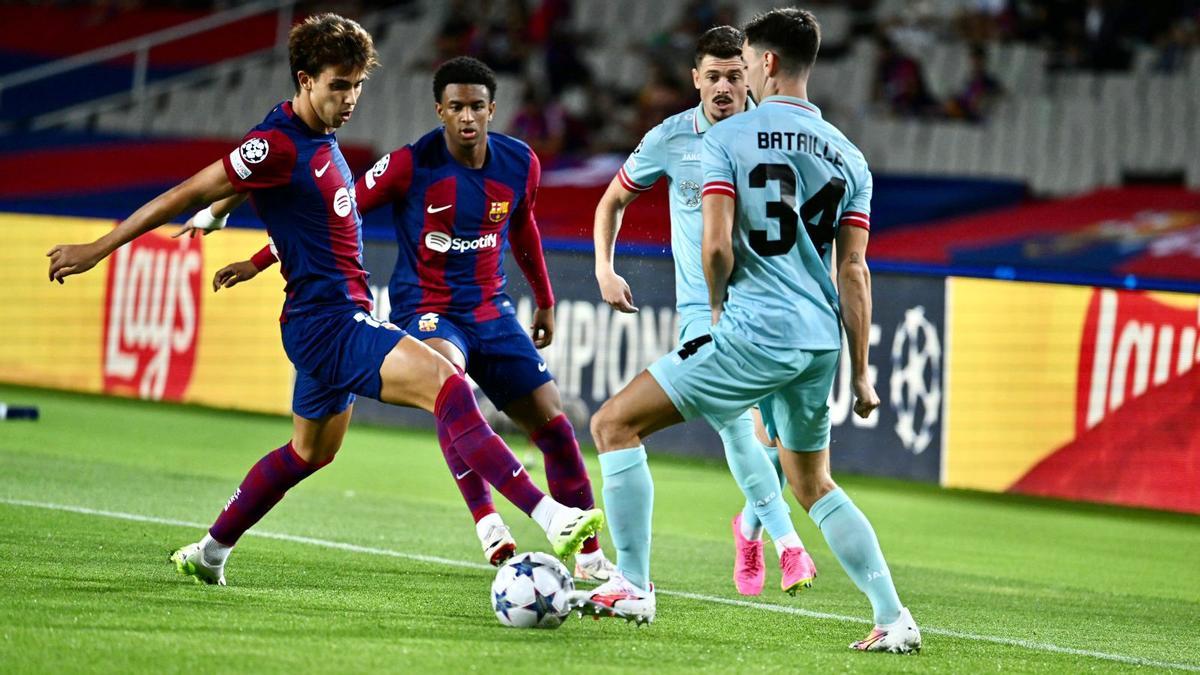 João Félix presiona a Bataille.