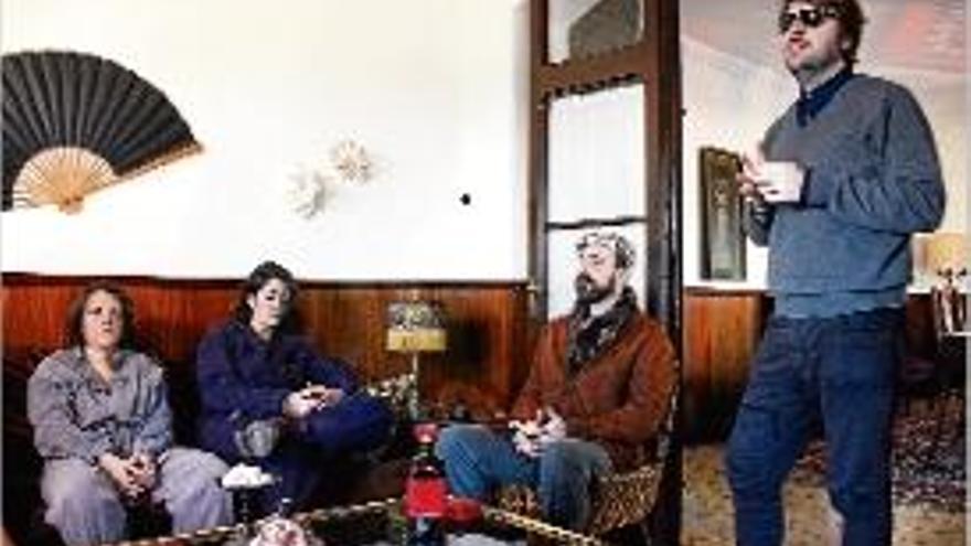 Albert Serra amb alguns dels intèrprets a la masia de la Noguera.