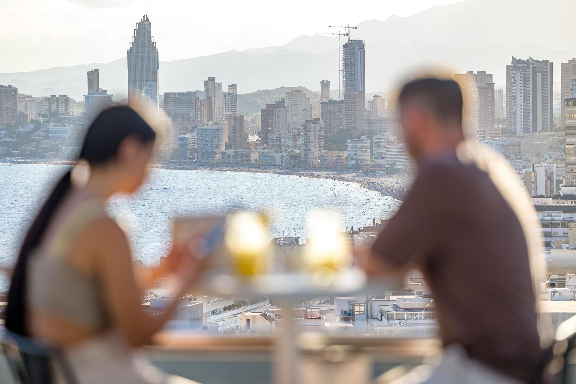 Las "rooftop" se han convertido en uno de los reclamos de los hoteles de la ciudad con bares, tanto para clientes como visitantes, o piscinas