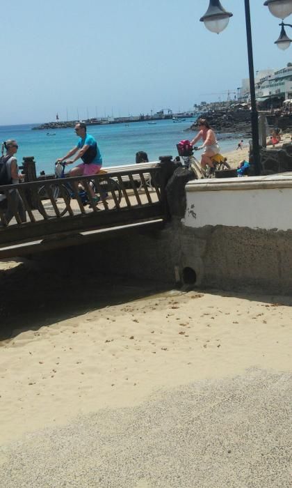 Cerrada al baño una zona de la playa de Playa Blan