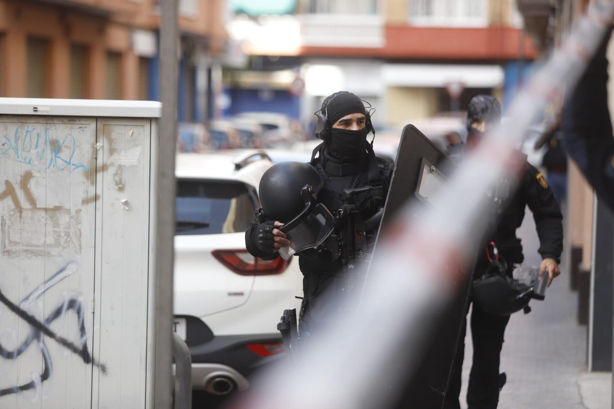 Agentes de la Policía Nacional, tras la actuación en Alaquàs