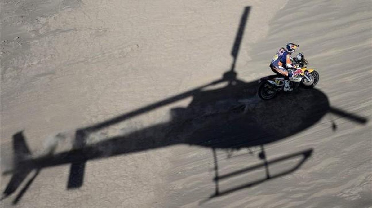 Marc Coma seguit de prop per l’helicòpter de l’organització.