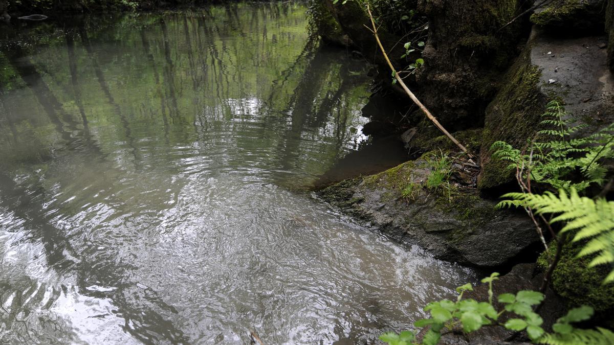 El alcantarillado de Botos, Donramiro y Soutolongo volvió una vez al cauce del río.