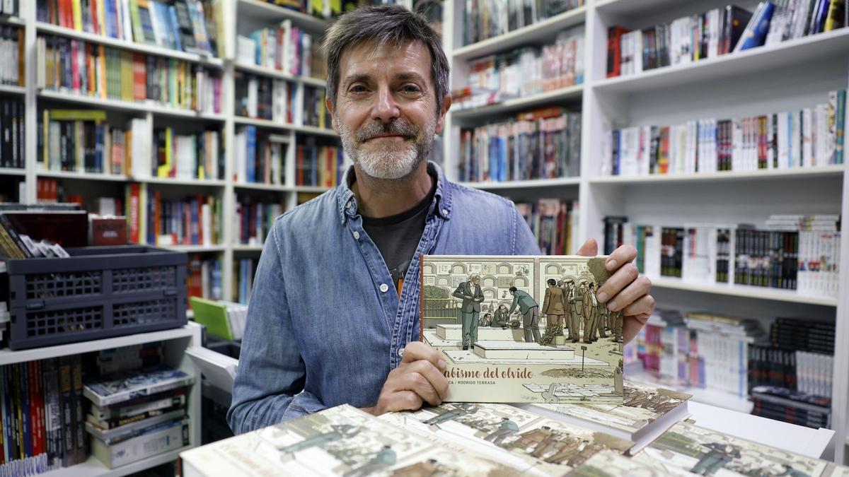 El escritor Paco Roca, en la presentación de su álbum de cómic más reciente, 'El abismo del olvido'. Roca ha sido nombrado patrono de la Biblioteca Nacional de España.