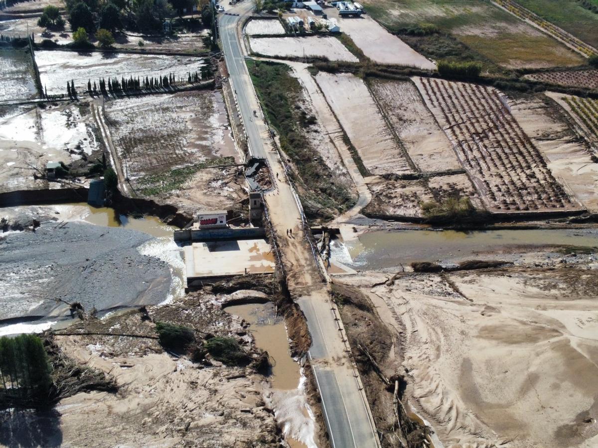 Lodos a ambos lados del cauce del río Magro junto a uno de los puentes afectados por la riada, junto a Requena