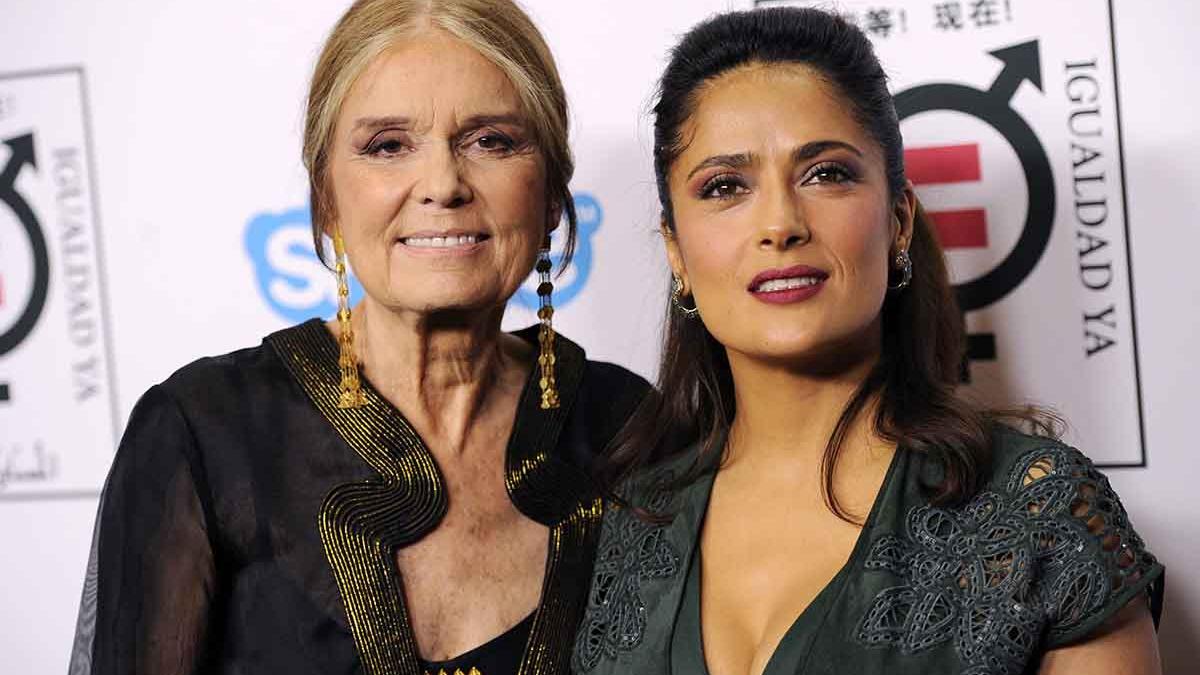 Gloria Steinem posa junto a Salma Hayek en el encuentro 'Make Equality Reality, en 2014 en California