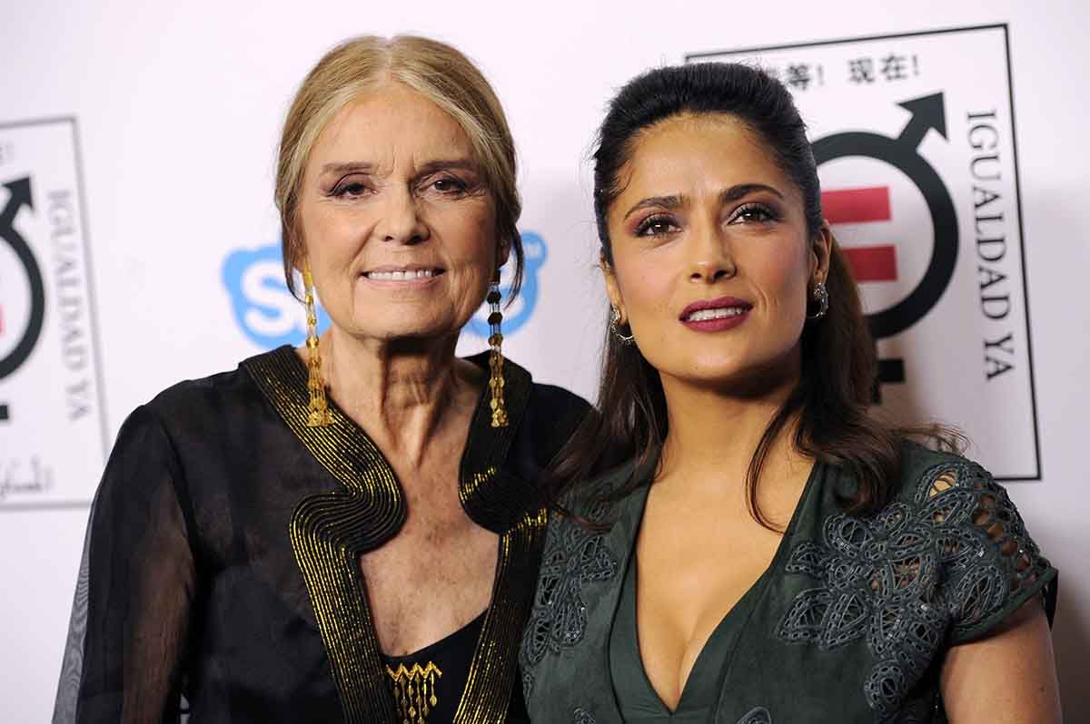 Gloria Steinem posa junto a Salma Hayek en el encuentro &#039;Make Equality Reality, en 2014 en California