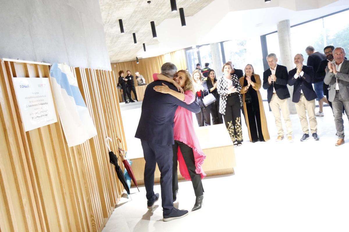 Carmela Silva felicita a Cacabelos tras descubrir la placa de inauguración del Auditorio