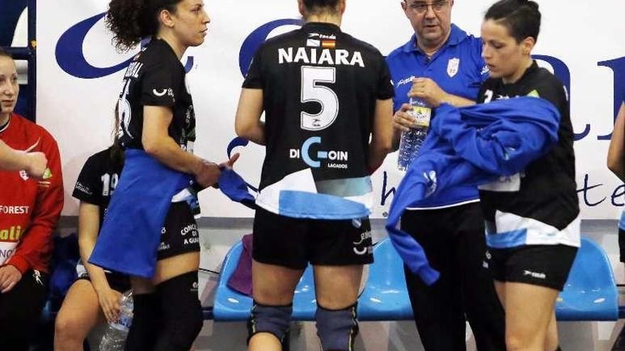 Manu Etayo charla con sus jugadoras durante un partido. // M.G. Brea