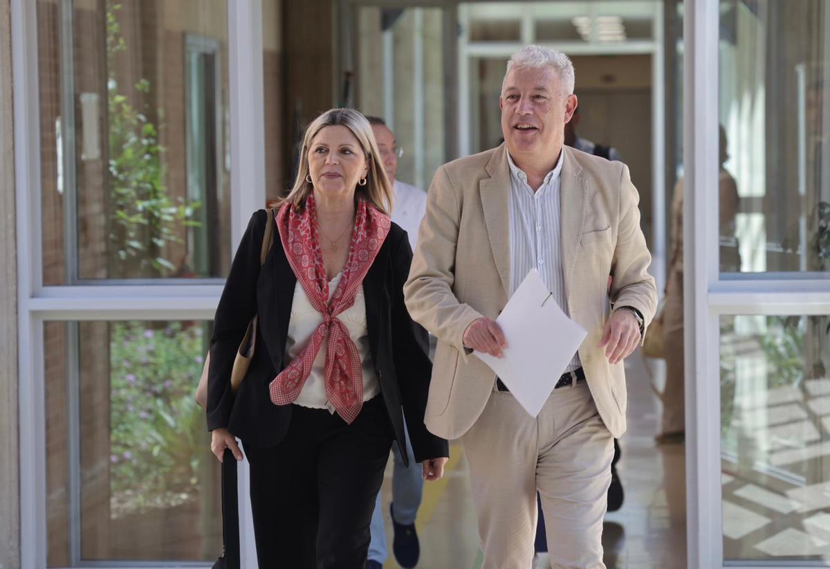 La consellera Carmen Ortí y el secretario autonómico Daniel McEvoy a su llegada a la reunión de este jueves