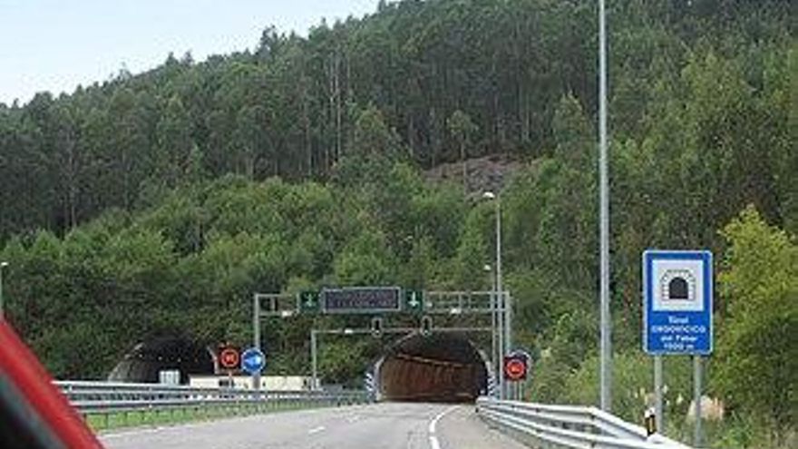Una colisión en un túnel de la autovía del Cantábrico deja cuatro heridos y tráfico por un carril en Ribadesella
