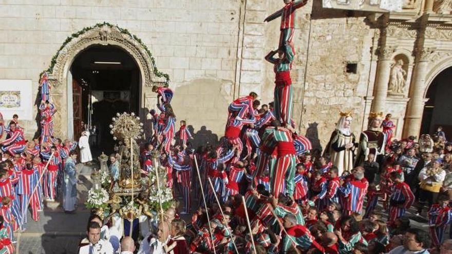 Los encargados de portar a la Virgen de la Salud se disponen a entrar de nuevo en la Basílica rodeados por las tradicionales muixerangas de Algemesí.