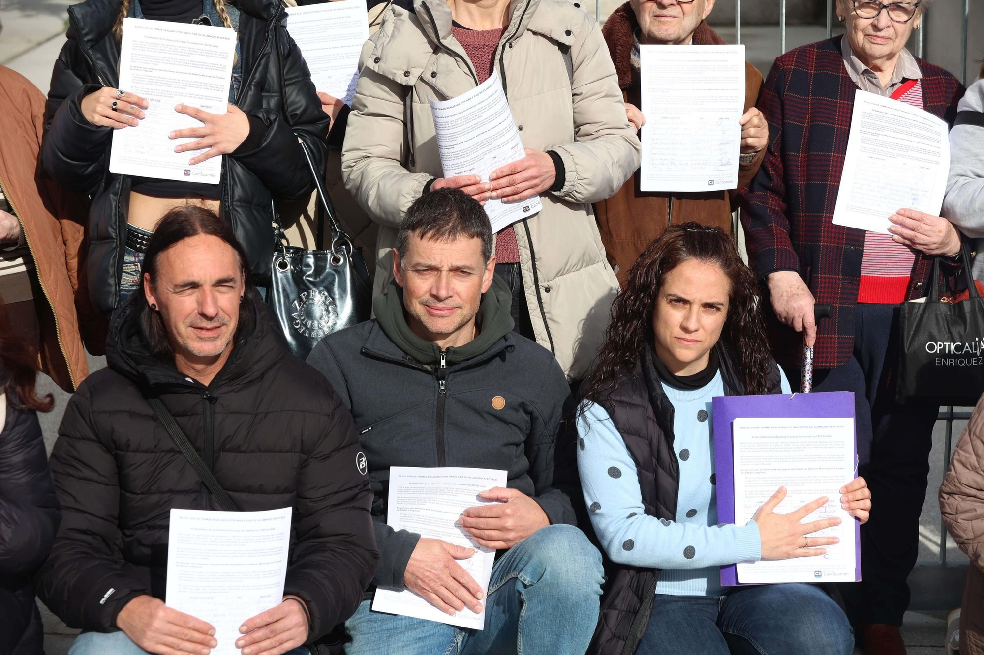 Padres y madres se manifiestan por la insuficiencia de plazas en el comedor del colegio de Galán, en Arteixo