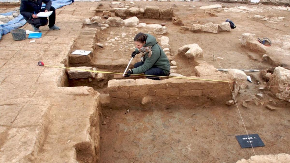 Los grandes edificios descubiertos del período Mittani se miden y documentan arqueológicamente.