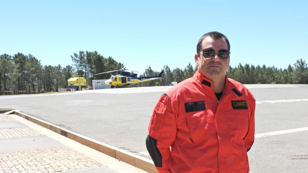 El piloto José Ignacio de Miguel, en la base de A Merca.