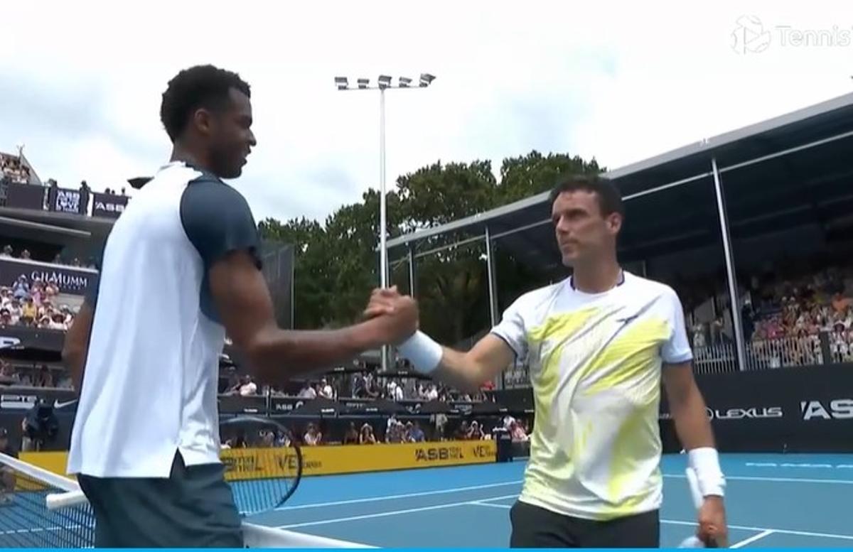 Giovanni Mpetshi Perricard y Roberto Bautista se despiden tras su partido en Auckland.