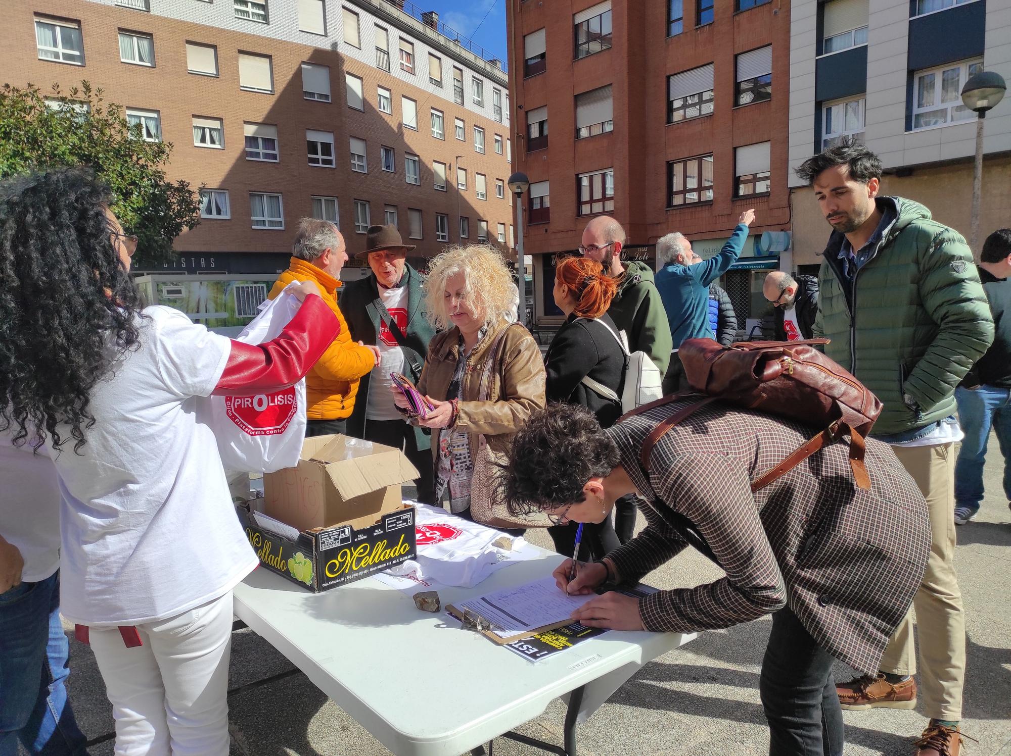 En imágenes: Los vecinos de Gijón empiezan a recoger firmas contra la planta de pirólisis en El Musel