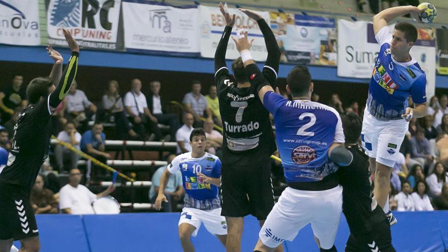 Ataque del BM Benidorm en el partido ante el Valladolid.